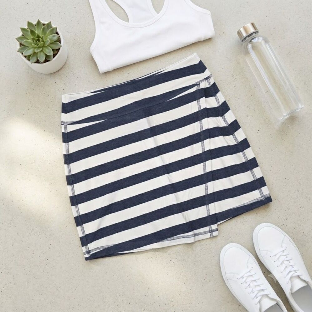 Athleta Navy White Buttery Soft Wrap Skirt Women's Size XS Excellent